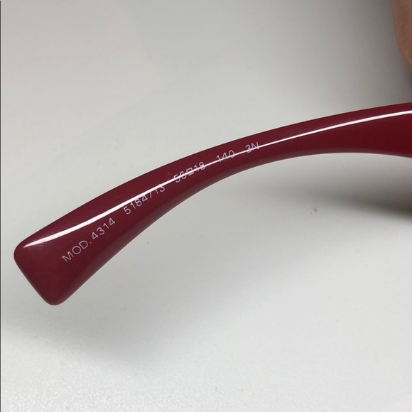 Versace sunglasses used, still n great condition - Picture 3 of 4